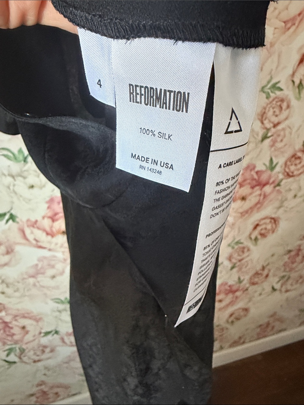 Reformation 100% SILK Black Wide Leg size 4 Women’s Deep V Jumpsuit - Picture 8 of 8